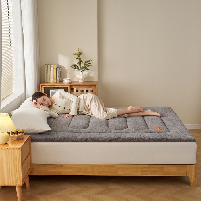 91家纺网 家纺一手货源 找家纺 2025新款加厚保暖羊羔绒加厚床褥床垫羊羔绒床垫-大床图 羊羔绒加厚床褥-典雅灰