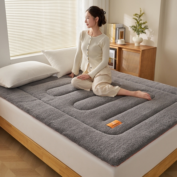 91家纺网 家纺一手货源 找家纺 2025新款加厚保暖羊羔绒加厚床褥床垫羊羔绒床垫-大床图 羊羔绒加厚床褥-典雅灰