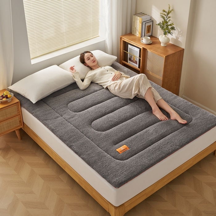 91家纺网 家纺一手货源 找家纺 2025新款加厚保暖羊羔绒加厚床褥床垫羊羔绒床垫-大床图 羊羔绒加厚床褥-典雅灰