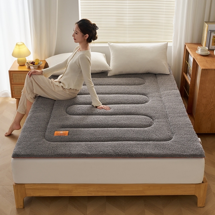 91家纺网 家纺一手货源 找家纺 2025新款加厚保暖羊羔绒加厚床褥床垫羊羔绒床垫-大床图 羊羔绒加厚床褥-典雅灰