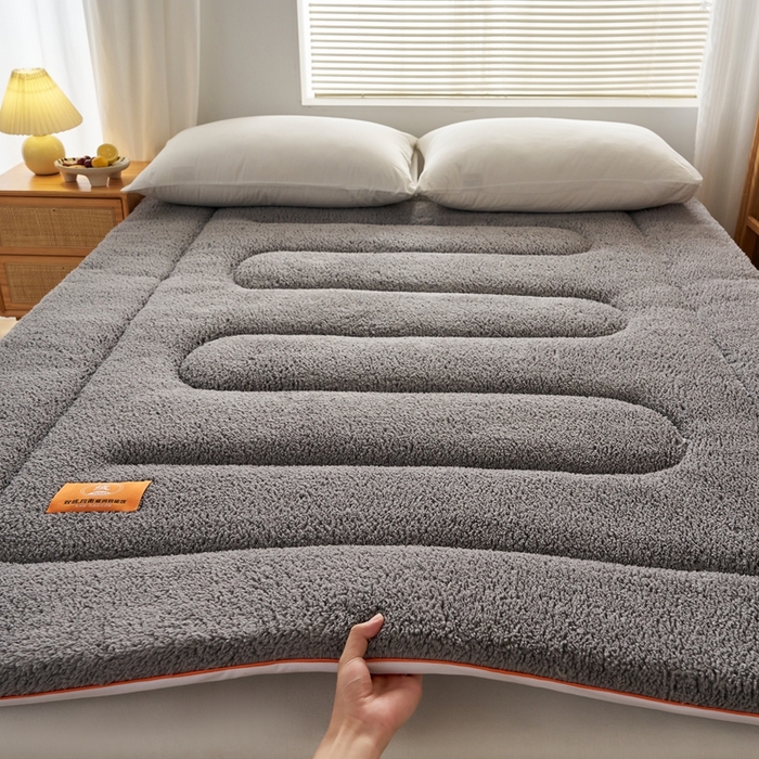 91家纺网 家纺一手货源 找家纺 2025新款加厚保暖羊羔绒加厚床褥床垫羊羔绒床垫-大床图 羊羔绒加厚床褥-典雅灰