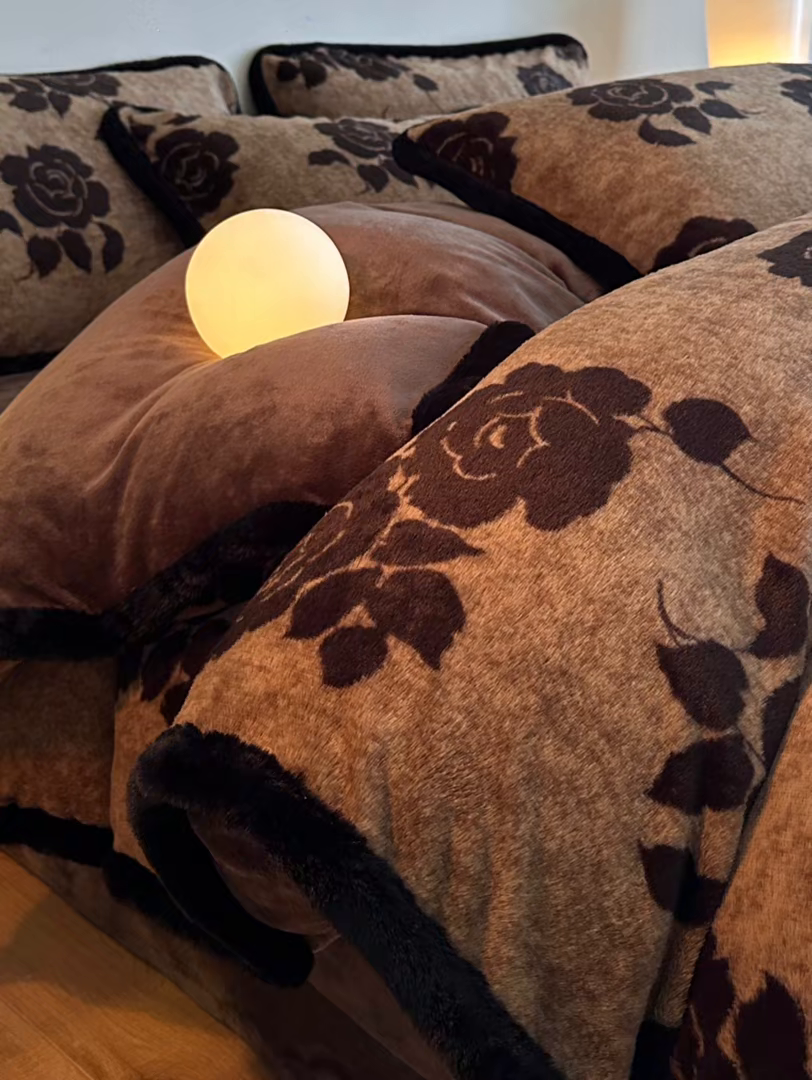 91家纺网 家纺一手货源 找家纺 （总）梵克保罗 2025秋冬新款加厚8斤包边款美拉德仿兔毛皮草牛奶绒四件套