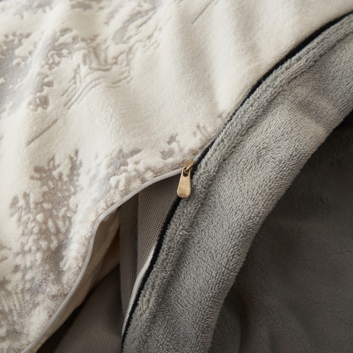 91家纺网 家纺一手货源 找家纺 （总）寐绸家纺 2025秋冬新款230g牛奶绒染色雕花四件套