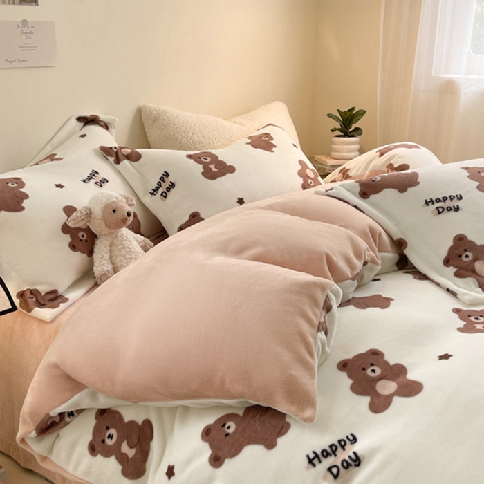 91家纺网 家纺一手货源 找家纺 宅部落 2025新款高克重牛奶绒四件套法莱绒三件套单被套 小棕熊