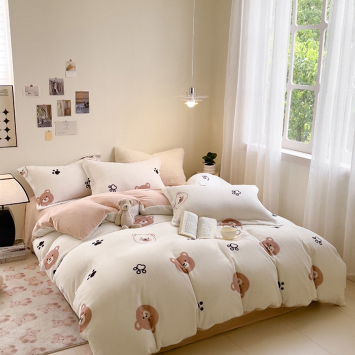 91家纺网 家纺一手货源 找家纺 宅部落 2025新款高克重牛奶绒四件套法莱绒三件套单被套 熊的脚印