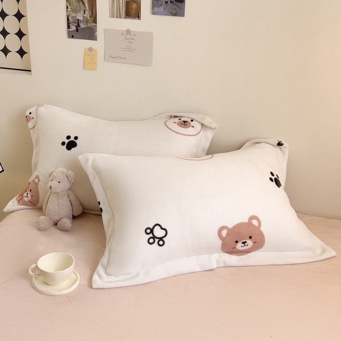 91家纺网 家纺一手货源 找家纺 宅部落 2025新款高克重牛奶绒四件套法莱绒三件套单被套 熊的脚印