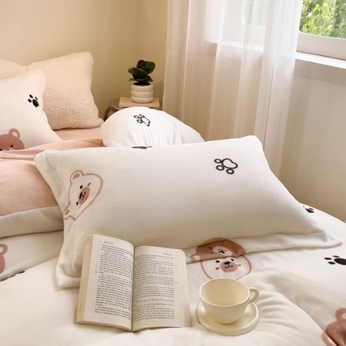 91家纺网 家纺一手货源 找家纺 宅部落 2025新款高克重牛奶绒四件套法莱绒三件套单被套 熊的脚印