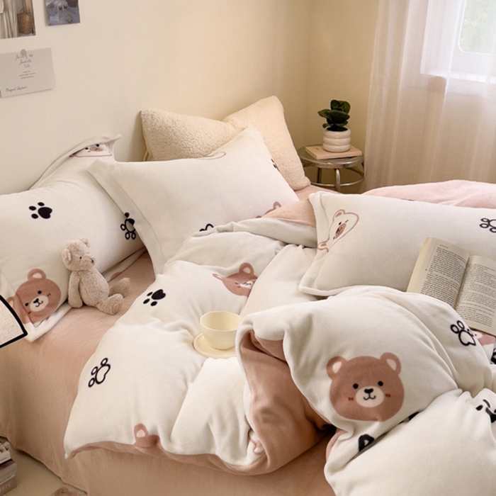 91家纺网 家纺一手货源 找家纺 宅部落 2025新款高克重牛奶绒四件套法莱绒三件套单被套 熊的脚印