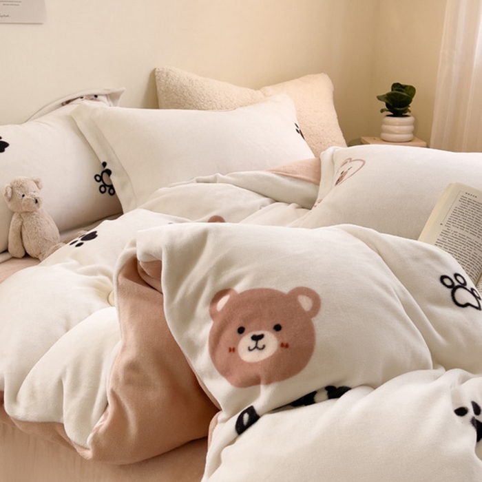 91家纺网 家纺一手货源 找家纺 宅部落 2025新款高克重牛奶绒四件套法莱绒三件套单被套 熊的脚印