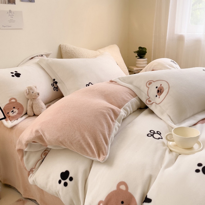 91家纺网 家纺一手货源 找家纺 宅部落 2025新款高克重牛奶绒四件套法莱绒三件套单被套 熊的脚印