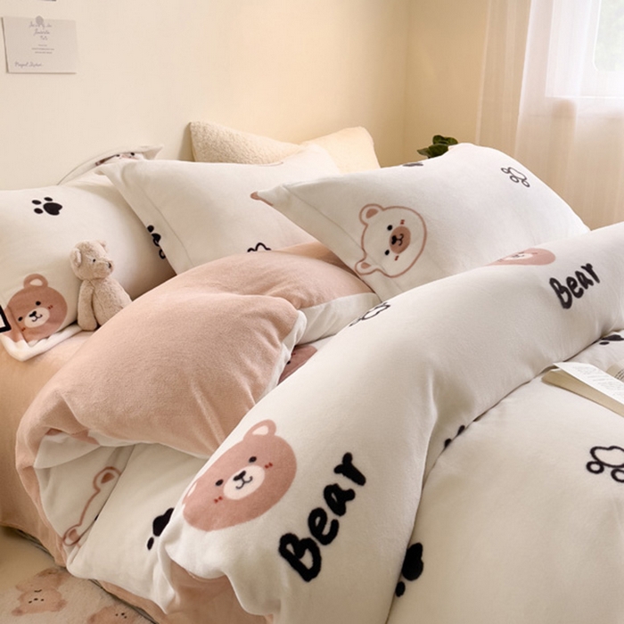 91家纺网 家纺一手货源 找家纺 宅部落 2025新款高克重牛奶绒四件套法莱绒三件套单被套 熊的脚印