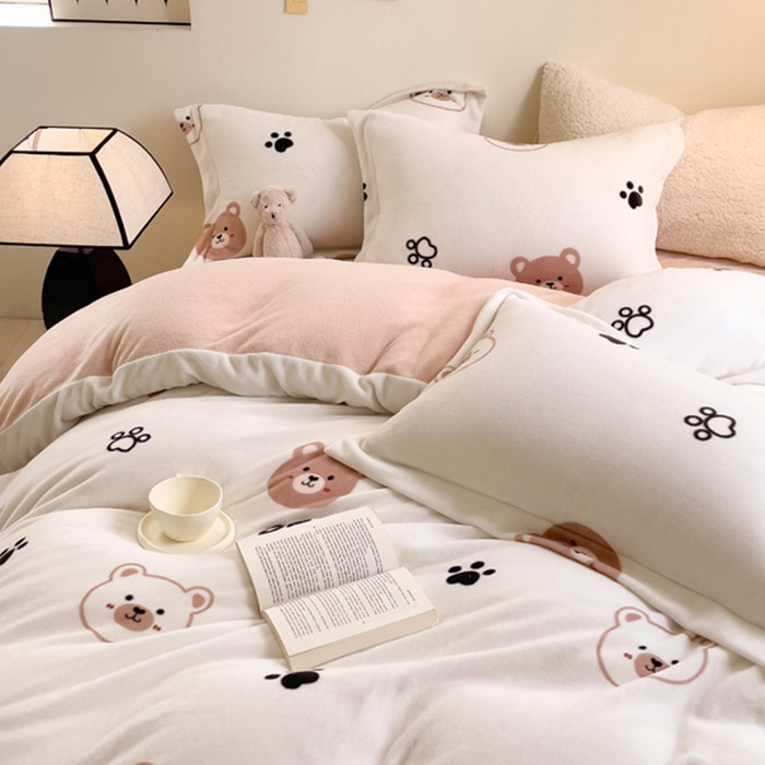 91家纺网 家纺一手货源 找家纺 宅部落 2025新款高克重牛奶绒四件套法莱绒三件套单被套 熊的脚印