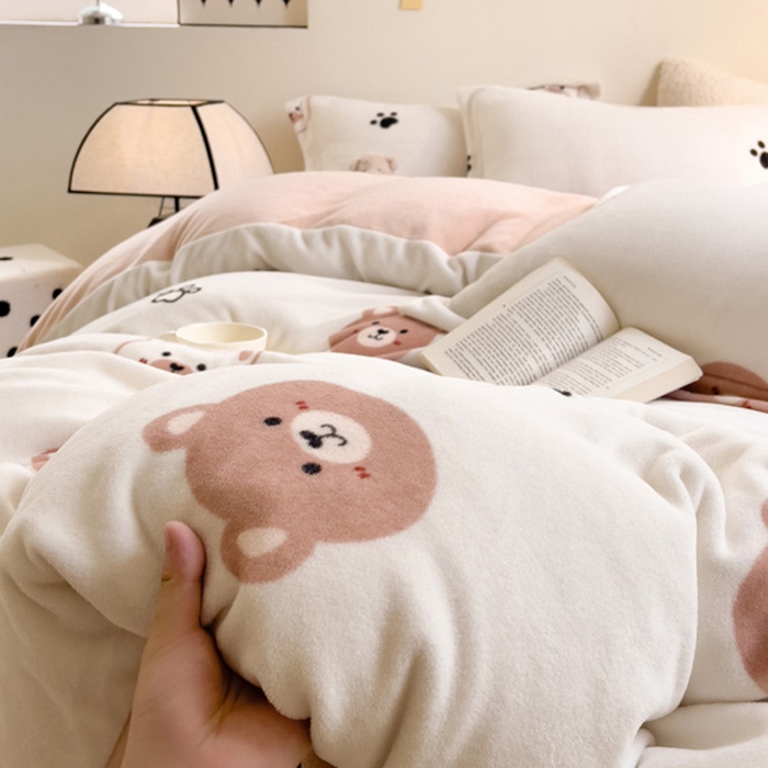 91家纺网 家纺一手货源 找家纺 宅部落 2025新款高克重牛奶绒四件套法莱绒三件套单被套 熊的脚印