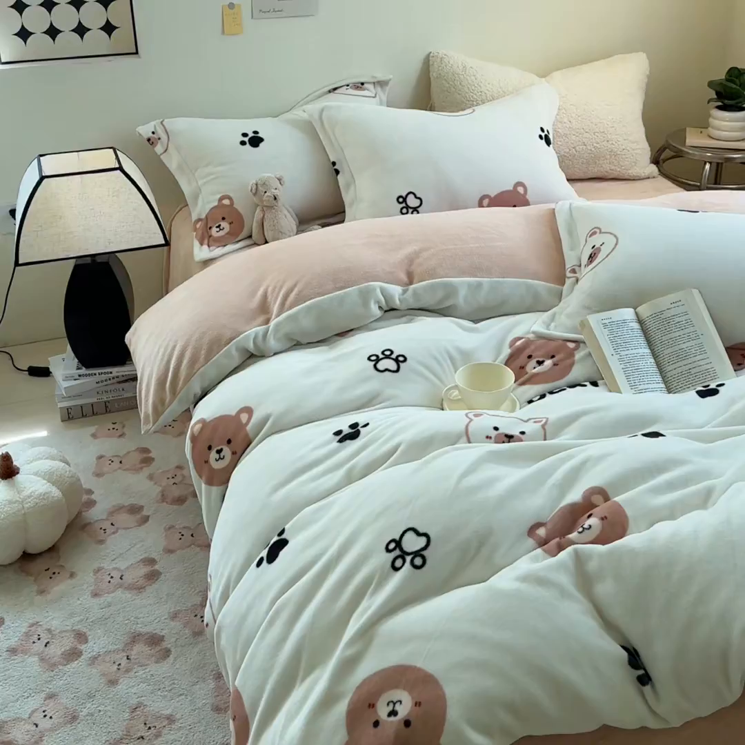 91家纺网 家纺一手货源 找家纺 宅部落 2025新款高克重牛奶绒四件套法莱绒三件套单被套 熊的脚印