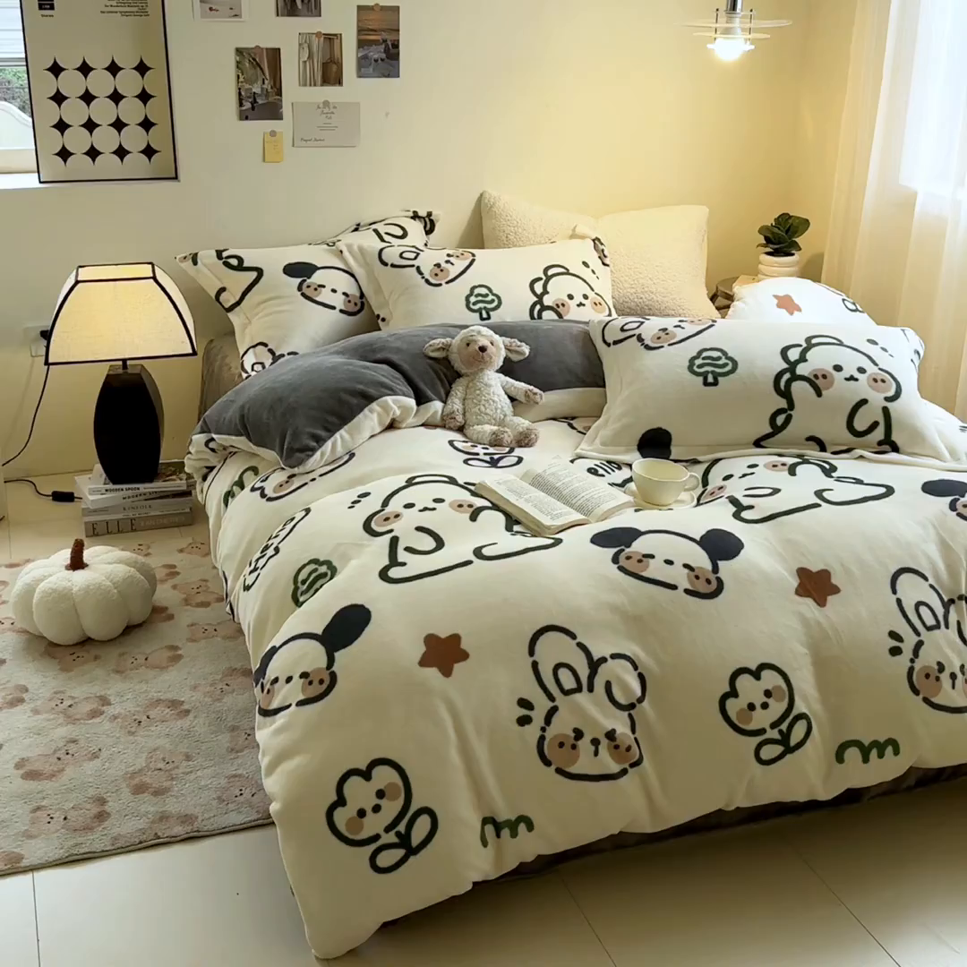 91家纺网 家纺一手货源 找家纺 宅部落 2025新款高克重牛奶绒四件套法莱绒三件套单被套 欢乐伙伴