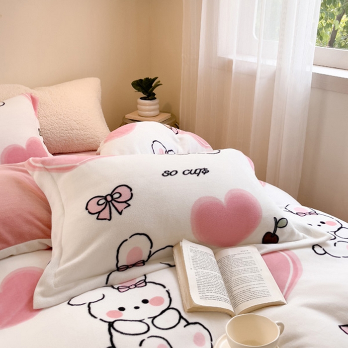 91家纺网 家纺一手货源 找家纺 宅部落 2025新款高克重牛奶绒四件套法莱绒三件套单被套 爱心小兔