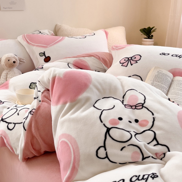 91家纺网 家纺一手货源 找家纺 宅部落 2025新款高克重牛奶绒四件套法莱绒三件套单被套 爱心小兔