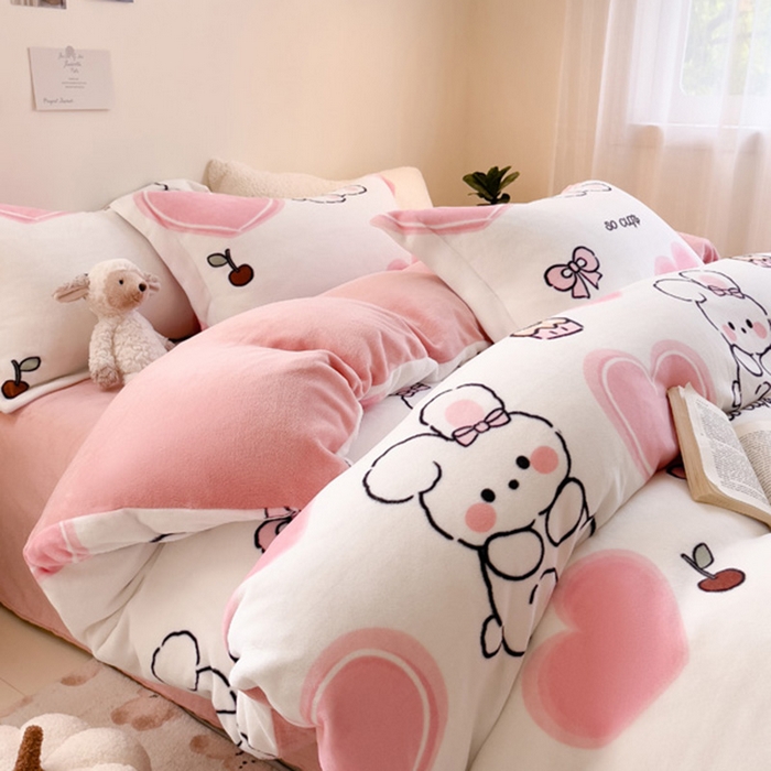 91家纺网 家纺一手货源 找家纺 宅部落 2025新款高克重牛奶绒四件套法莱绒三件套单被套 爱心小兔