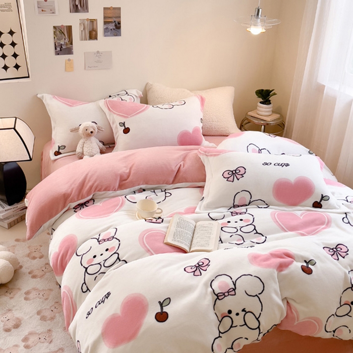 91家纺网 家纺一手货源 找家纺 宅部落 2025新款高克重牛奶绒四件套法莱绒三件套单被套 爱心小兔