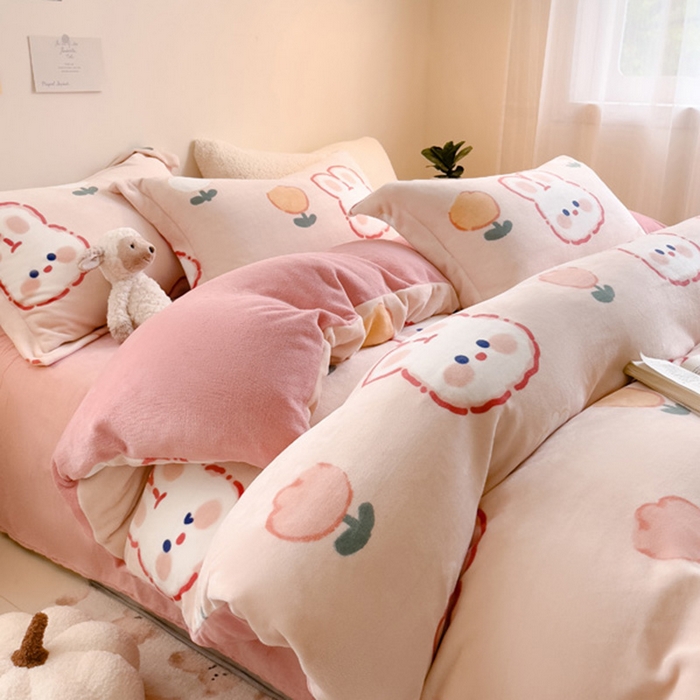 91家纺网 家纺一手货源 找家纺 宅部落 2025新款高克重牛奶绒四件套法莱绒三件套单被套 小兔兔