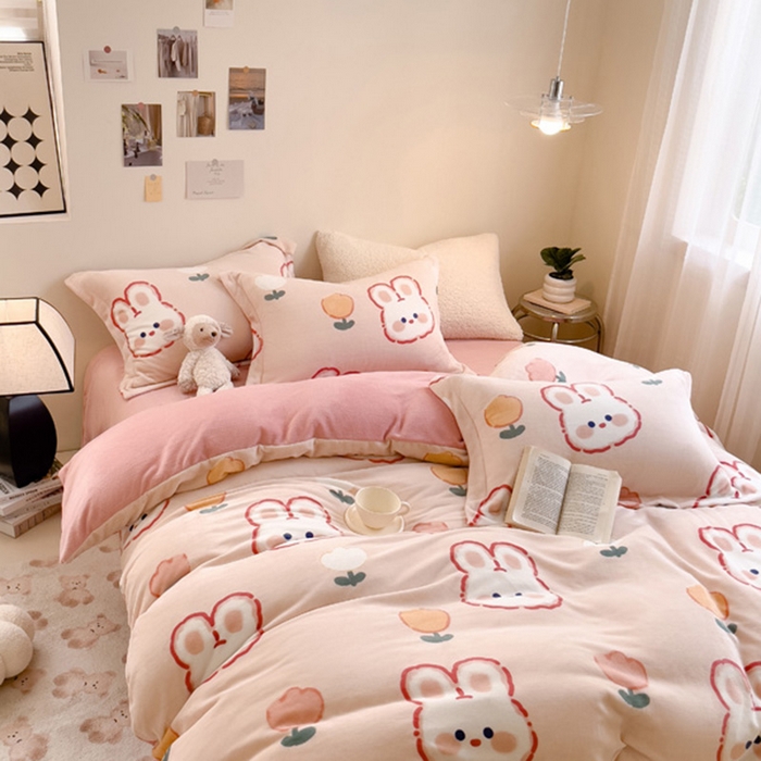 91家纺网 家纺一手货源 找家纺 宅部落 2025新款高克重牛奶绒四件套法莱绒三件套单被套 小兔兔