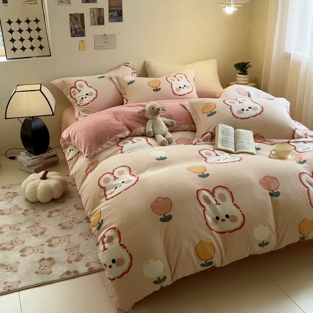 91家纺网 家纺一手货源 找家纺 宅部落 2025新款高克重牛奶绒四件套法莱绒三件套单被套 小兔兔