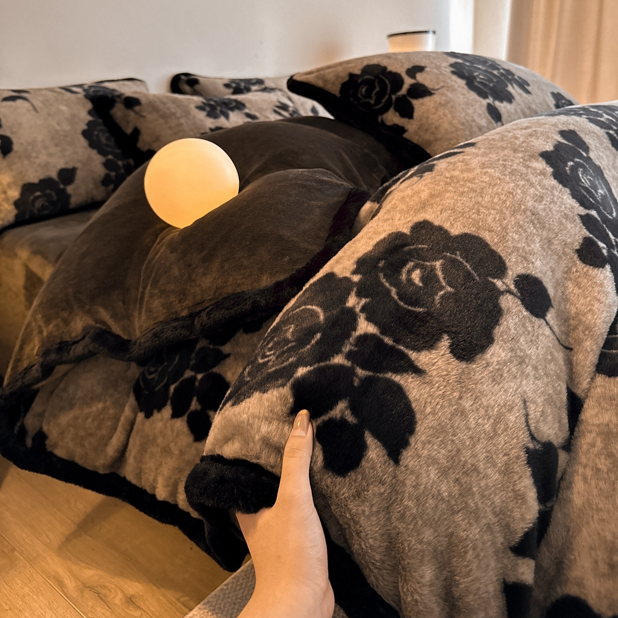 91家纺网 家纺一手货源 找家纺 梵克保罗 2025秋冬新款加厚8斤包边款美拉德仿兔毛皮草牛奶绒四件套 美拉德包边款-奥斯玫瑰