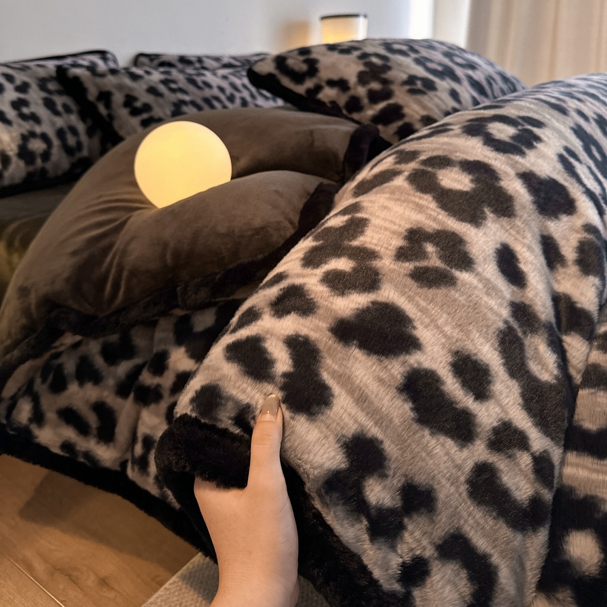 91家纺网 家纺一手货源 找家纺 梵克保罗 2025秋冬新款加厚8斤包边款美拉德仿兔毛皮草牛奶绒四件套 美拉德包边款-浪漫雪豹