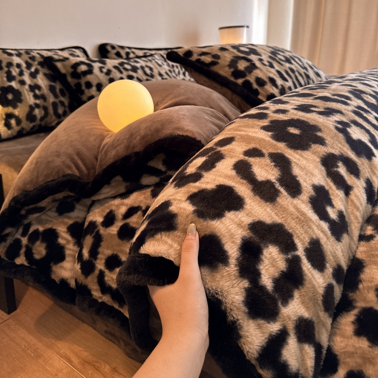 91家纺网 家纺一手货源 找家纺 梵克保罗 2025秋冬新款加厚8斤包边款美拉德仿兔毛皮草牛奶绒四件套 美拉德包边款-鎏金豹迹