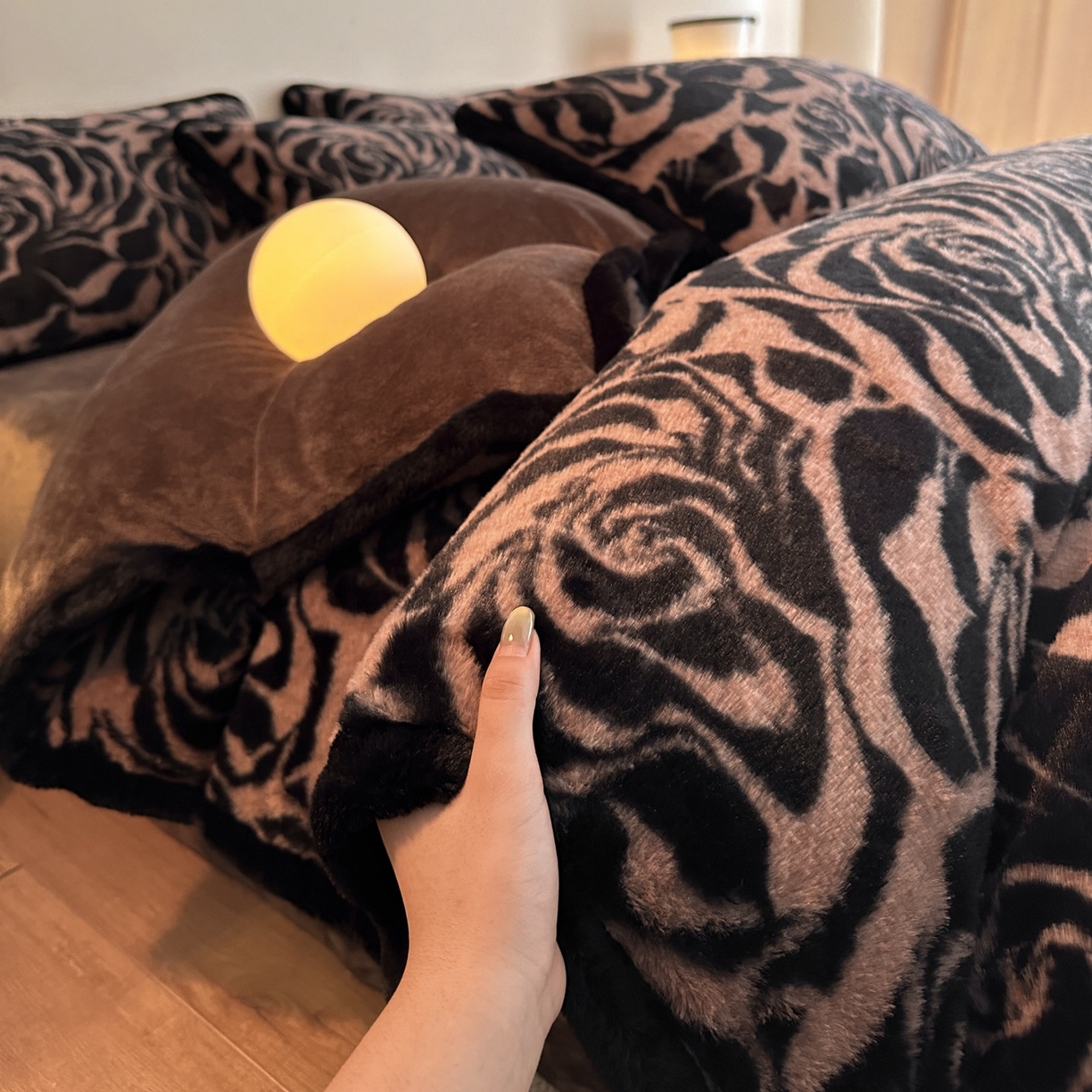 91家纺网 家纺一手货源 找家纺 梵克保罗 2025秋冬新款加厚8斤包边款美拉德仿兔毛皮草牛奶绒四件套 美拉德包边款-雅致咖纹