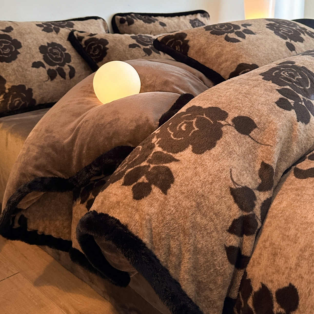 91家纺网 家纺一手货源 找家纺 梵克保罗 2025秋冬新款加厚8斤包边款美拉德仿兔毛皮草牛奶绒四件套 美拉德包边款-爱意玫瑰