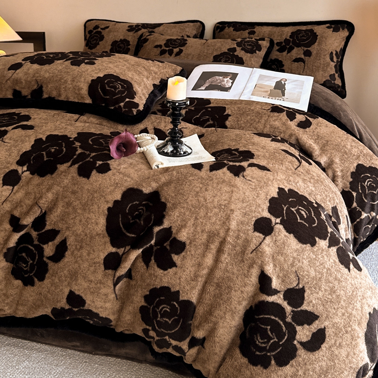 91家纺网 家纺一手货源 找家纺 梵克保罗 2025秋冬新款加厚8斤包边款美拉德仿兔毛皮草牛奶绒四件套 美拉德包边款-爱意玫瑰