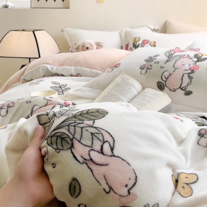 91家纺网 家纺一手货源 找家纺 宅部落 2025新款高克重牛奶绒四件套法莱绒三件套单被套 花丛小兔