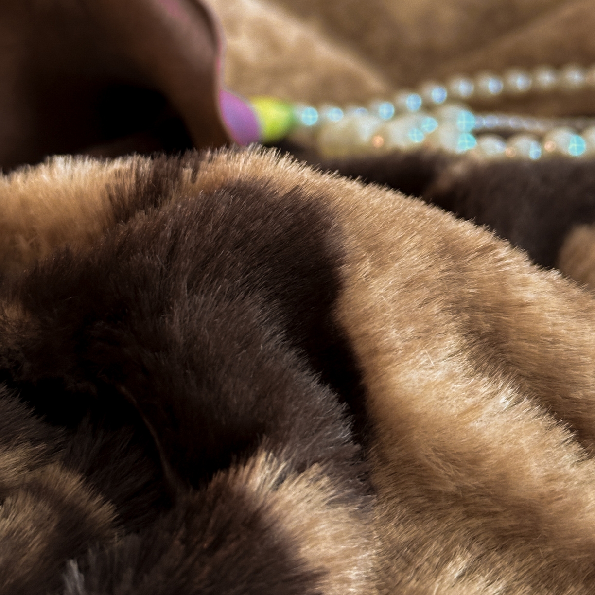 91家纺网 家纺一手货源 找家纺 梵克保罗 2025秋冬新款加厚8斤包边款美拉德仿兔毛皮草牛奶绒四件套 美拉德包边款-爱意玫瑰