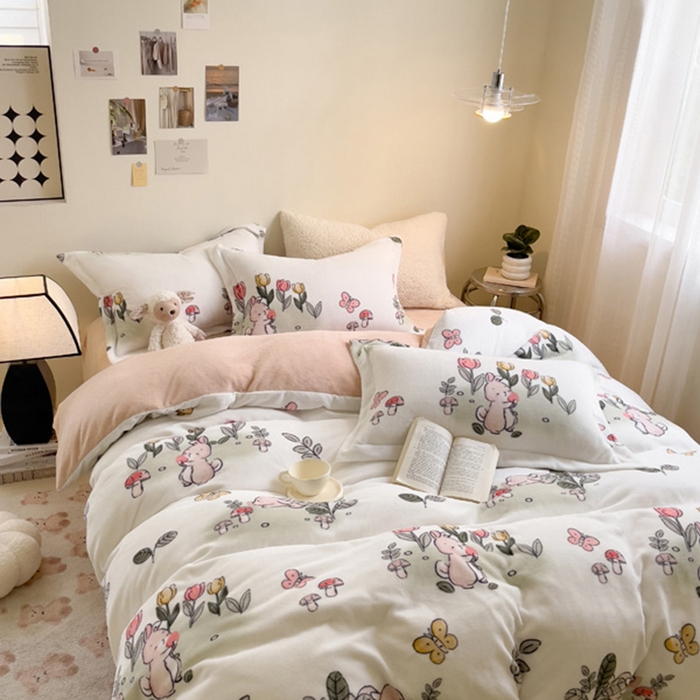 91家纺网 家纺一手货源 找家纺 宅部落 2025新款高克重牛奶绒四件套法莱绒三件套单被套 花丛小兔