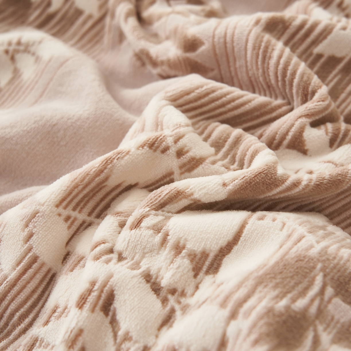 91家纺网 家纺一手货源 找家纺 寐绸家纺 2025秋冬新款230g牛奶绒染色雕花四件套 雕花四件套-海棠