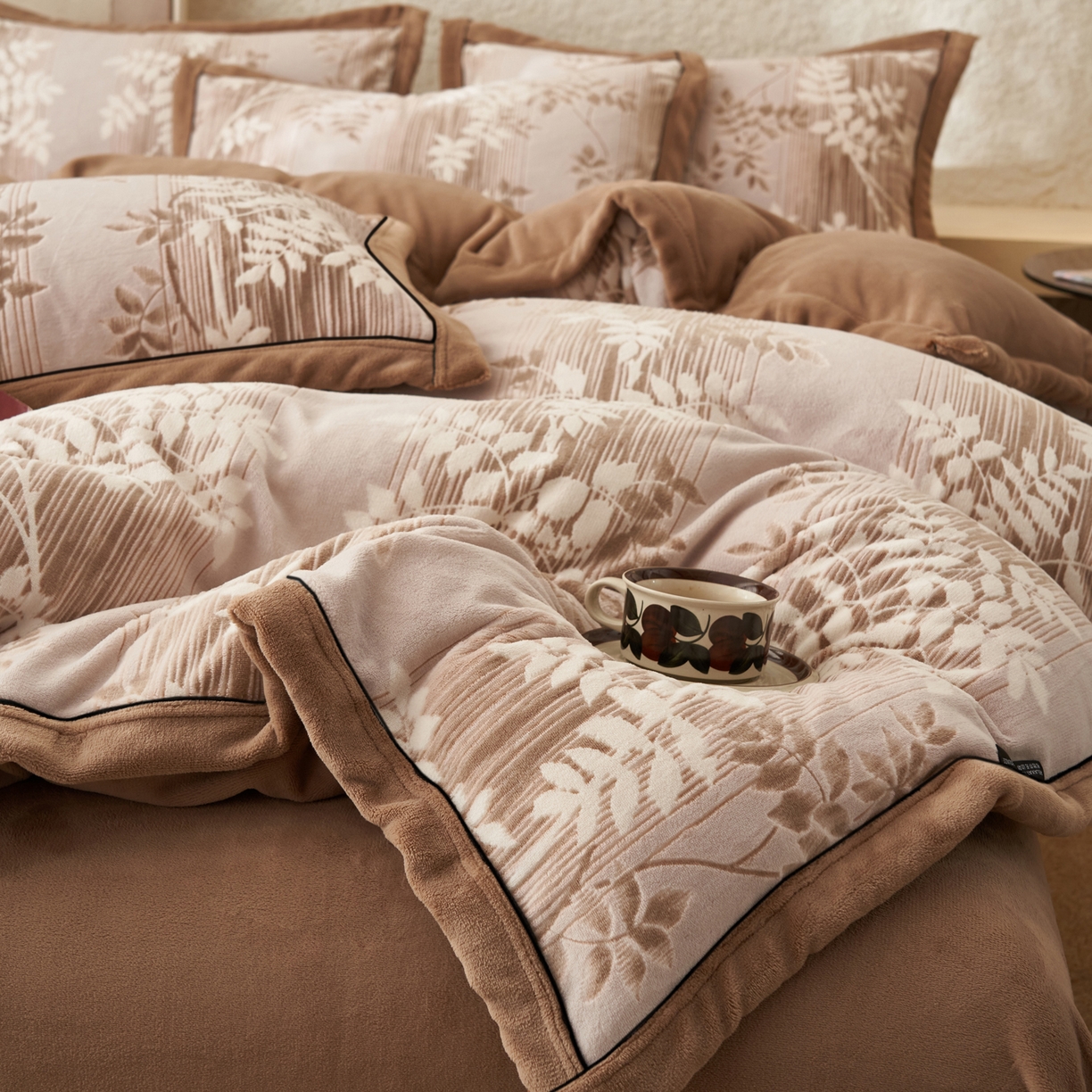 91家纺网 家纺一手货源 找家纺 寐绸家纺 2025秋冬新款230g牛奶绒染色雕花四件套 雕花四件套-海棠