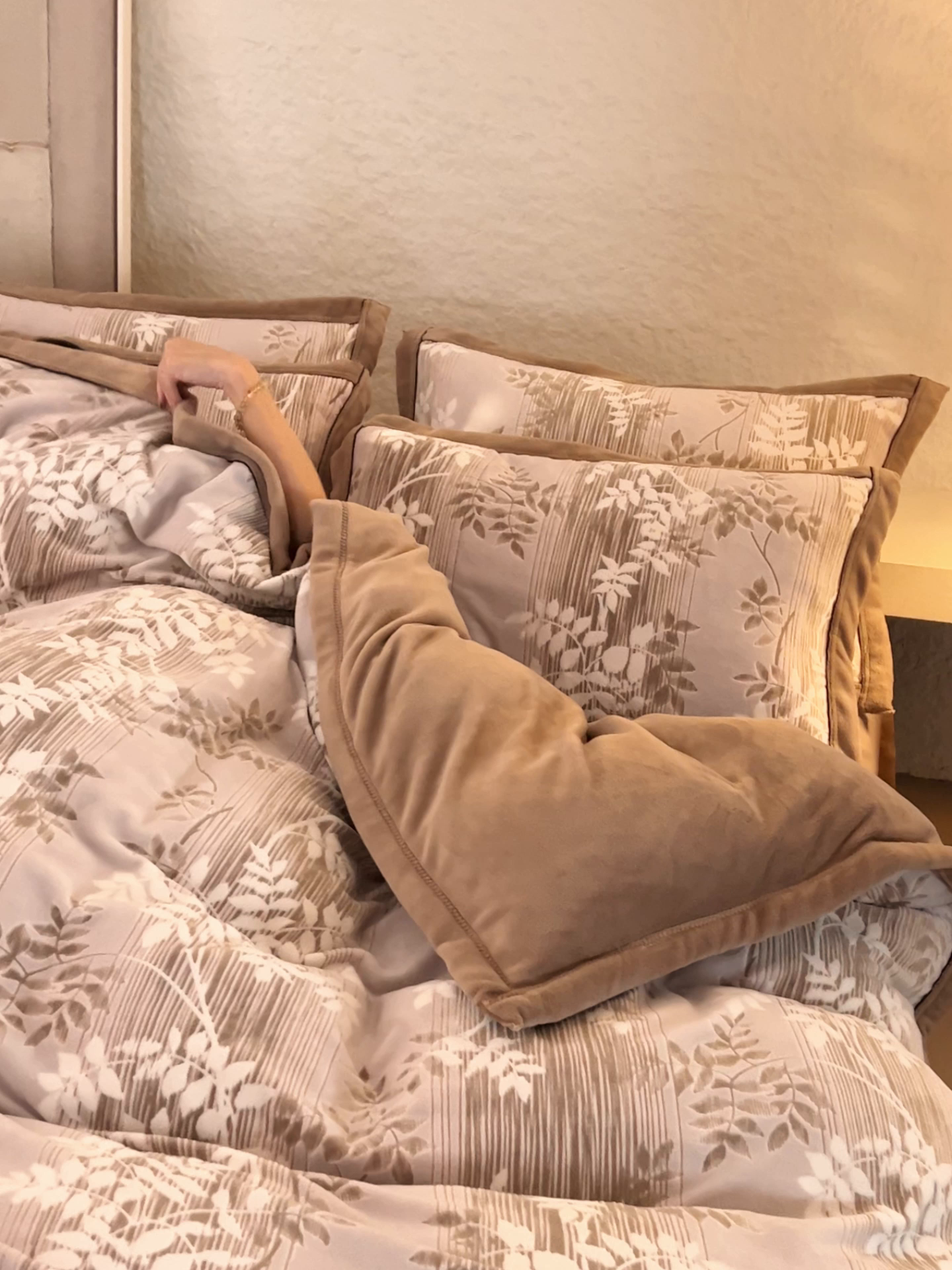 91家纺网 家纺一手货源 找家纺 寐绸家纺 2025秋冬新款230g牛奶绒染色雕花四件套 雕花四件套-海棠