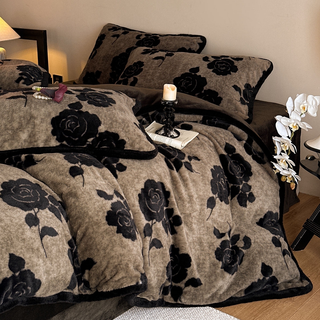 91家纺网 家纺一手货源 找家纺 梵克保罗 2025秋冬新款加厚8斤包边款美拉德仿兔毛皮草牛奶绒四件套 美拉德包边款-奥斯玫瑰