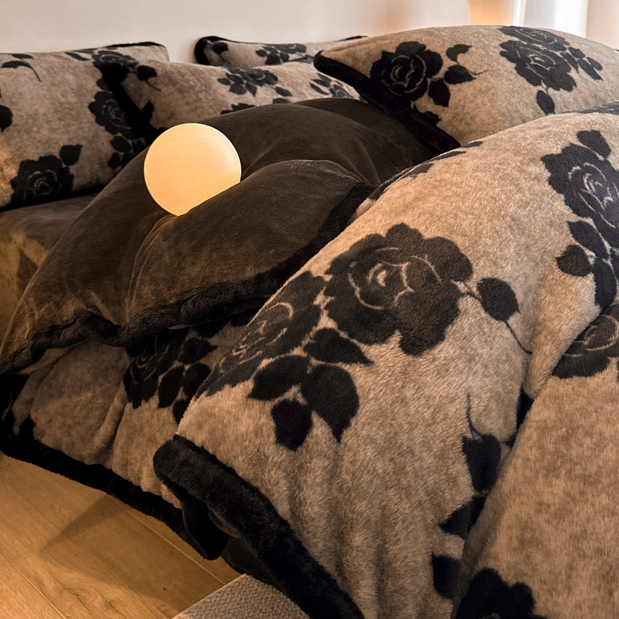 91家纺网 家纺一手货源 找家纺 梵克保罗 2025秋冬新款加厚8斤包边款美拉德仿兔毛皮草牛奶绒四件套 美拉德包边款-奥斯玫瑰