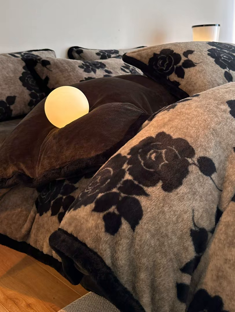 91家纺网 家纺一手货源 找家纺 梵克保罗 2025秋冬新款加厚8斤包边款美拉德仿兔毛皮草牛奶绒四件套 美拉德包边款-奥斯玫瑰