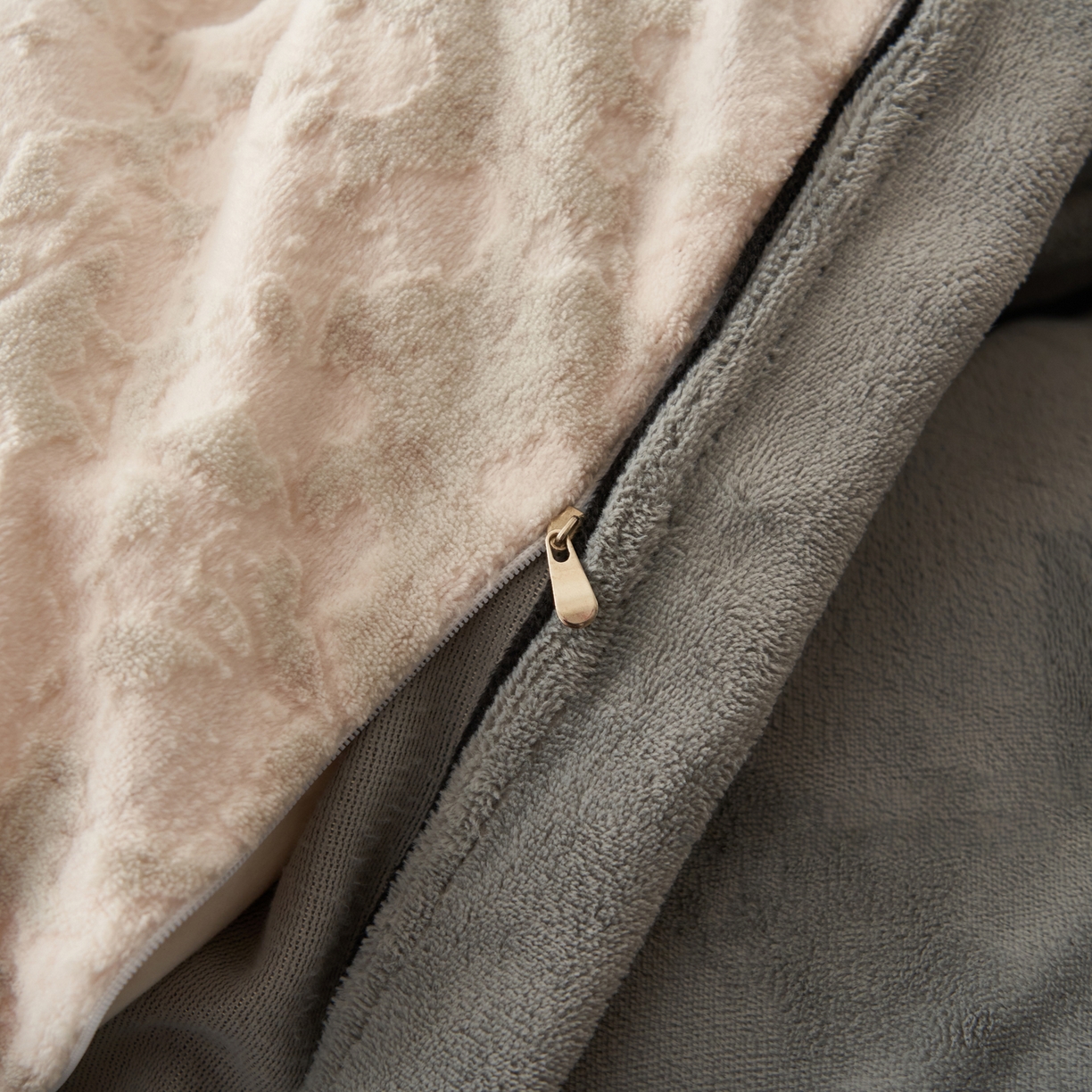 91家纺网 家纺一手货源 找家纺 寐绸家纺 2025秋冬新款230g牛奶绒染色雕花四件套 雕花四件套-丛林意境