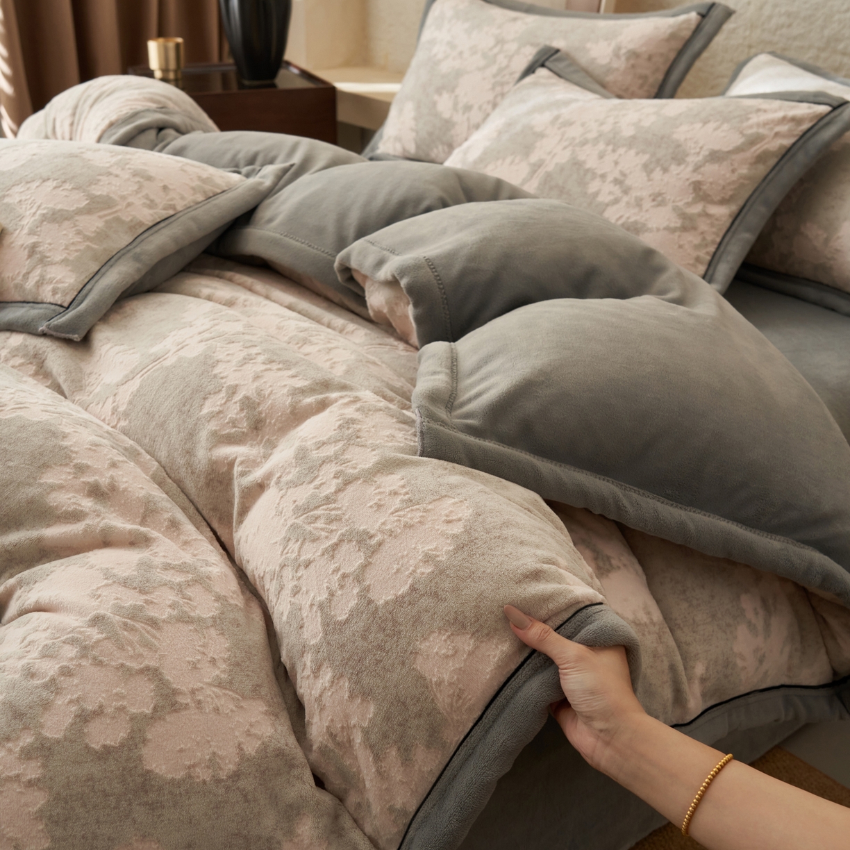 91家纺网 家纺一手货源 找家纺 寐绸家纺 2025秋冬新款230g牛奶绒染色雕花四件套 雕花四件套-丛林意境