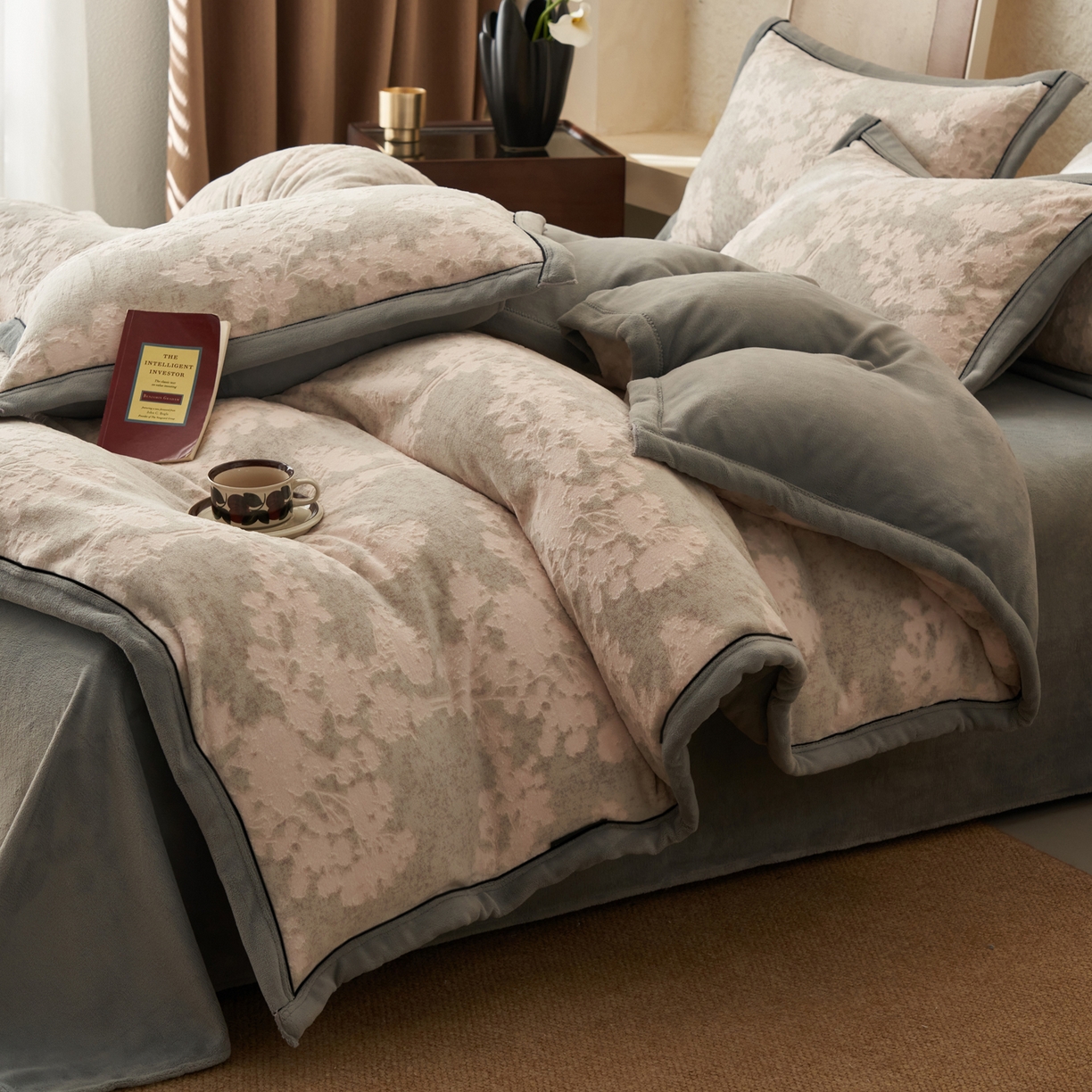 91家纺网 家纺一手货源 找家纺 寐绸家纺 2025秋冬新款230g牛奶绒染色雕花四件套 雕花四件套-丛林意境