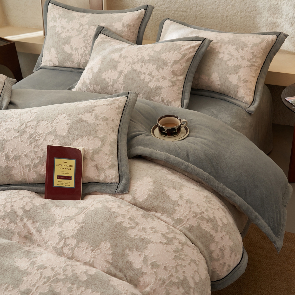 91家纺网 家纺一手货源 找家纺 寐绸家纺 2025秋冬新款230g牛奶绒染色雕花四件套 雕花四件套-丛林意境