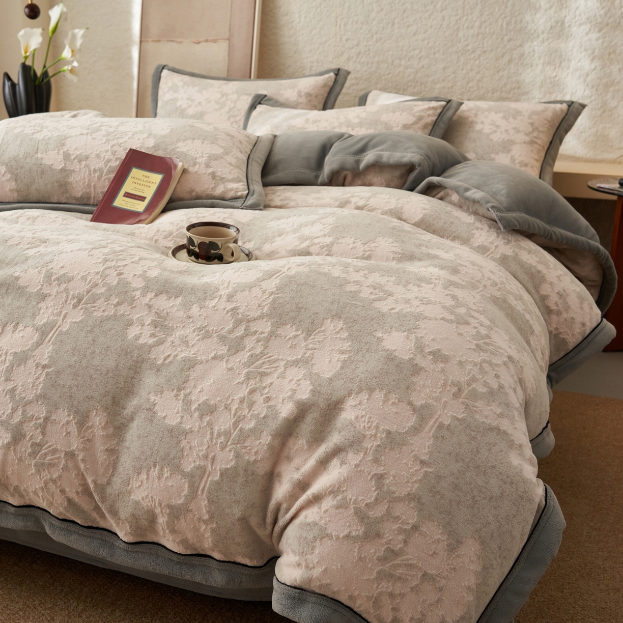 91家纺网 家纺一手货源 找家纺 寐绸家纺 2025秋冬新款230g牛奶绒染色雕花四件套 雕花四件套-丛林意境