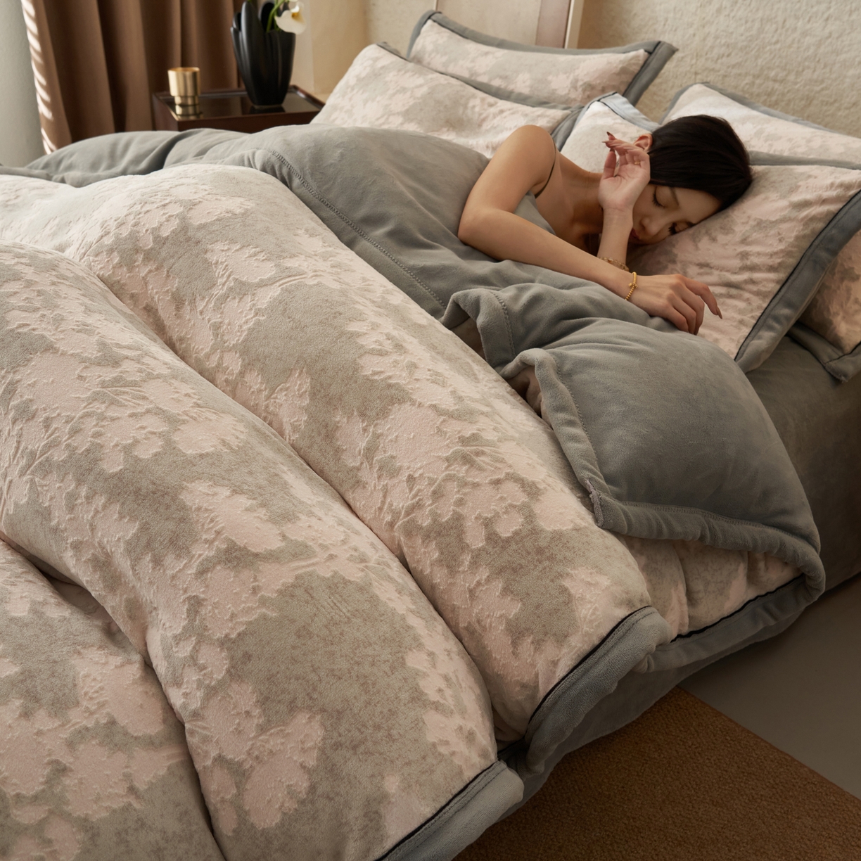 91家纺网 家纺一手货源 找家纺 寐绸家纺 2025秋冬新款230g牛奶绒染色雕花四件套 雕花四件套-丛林意境