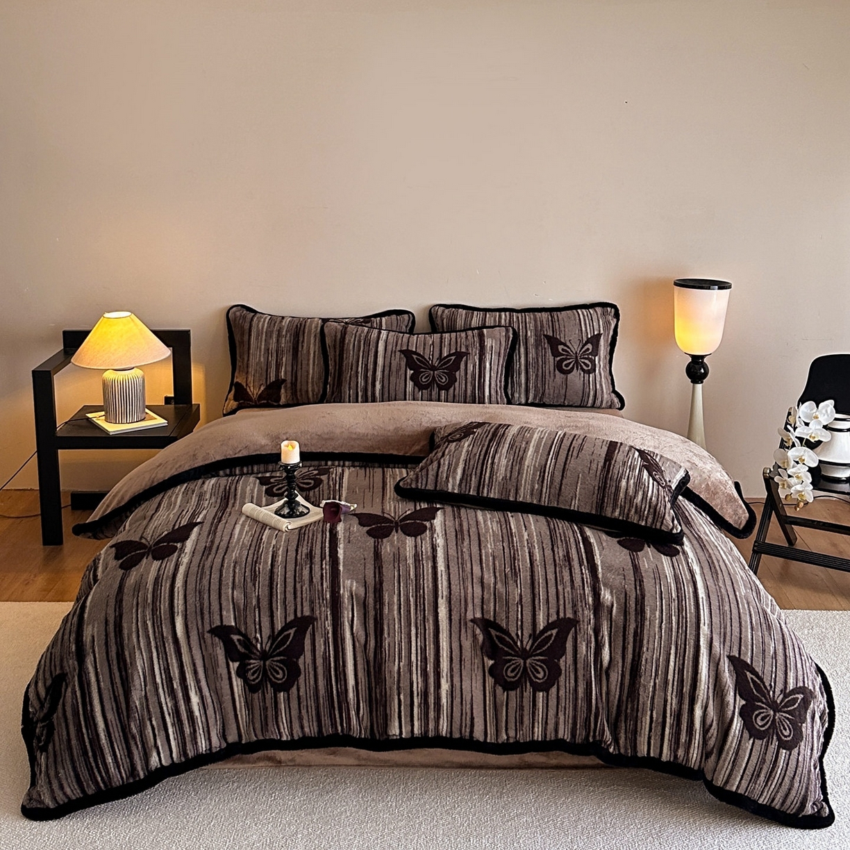 91家纺网 家纺一手货源 找家纺 梵克保罗 2025秋冬新款加厚8斤包边款美拉德仿兔毛皮草牛奶绒四件套 美拉德包边款-蝶之翼