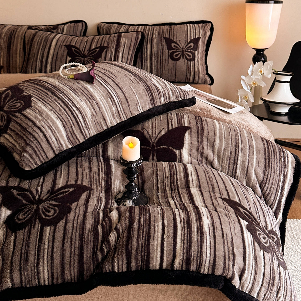 91家纺网 家纺一手货源 找家纺 梵克保罗 2025秋冬新款加厚8斤包边款美拉德仿兔毛皮草牛奶绒四件套 美拉德包边款-蝶之翼