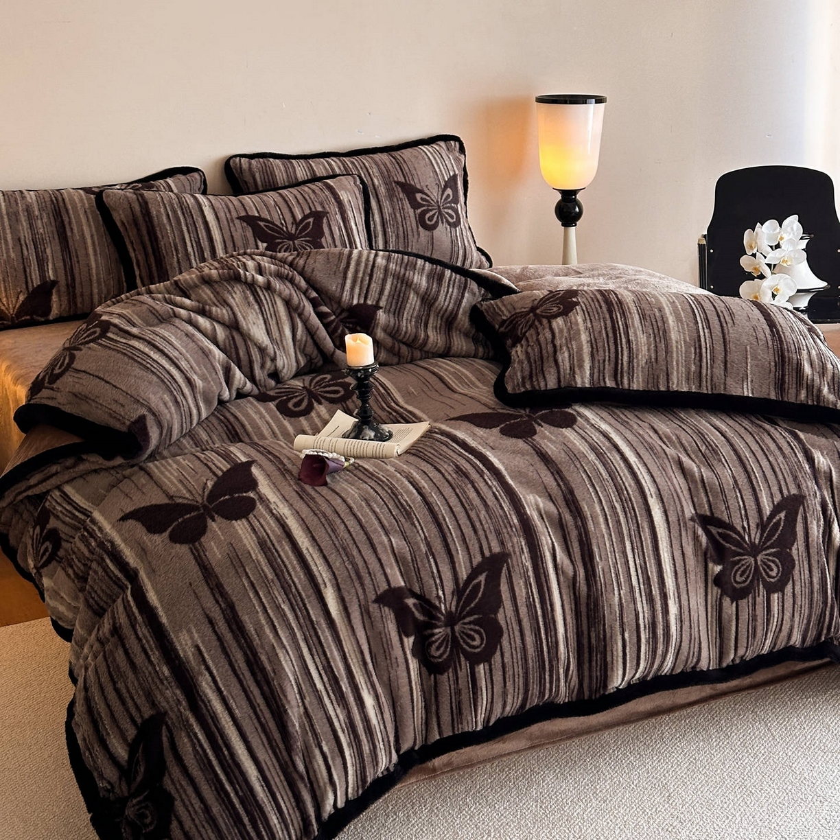 91家纺网 家纺一手货源 找家纺 梵克保罗 2025秋冬新款加厚8斤包边款美拉德仿兔毛皮草牛奶绒四件套 美拉德包边款-蝶之翼